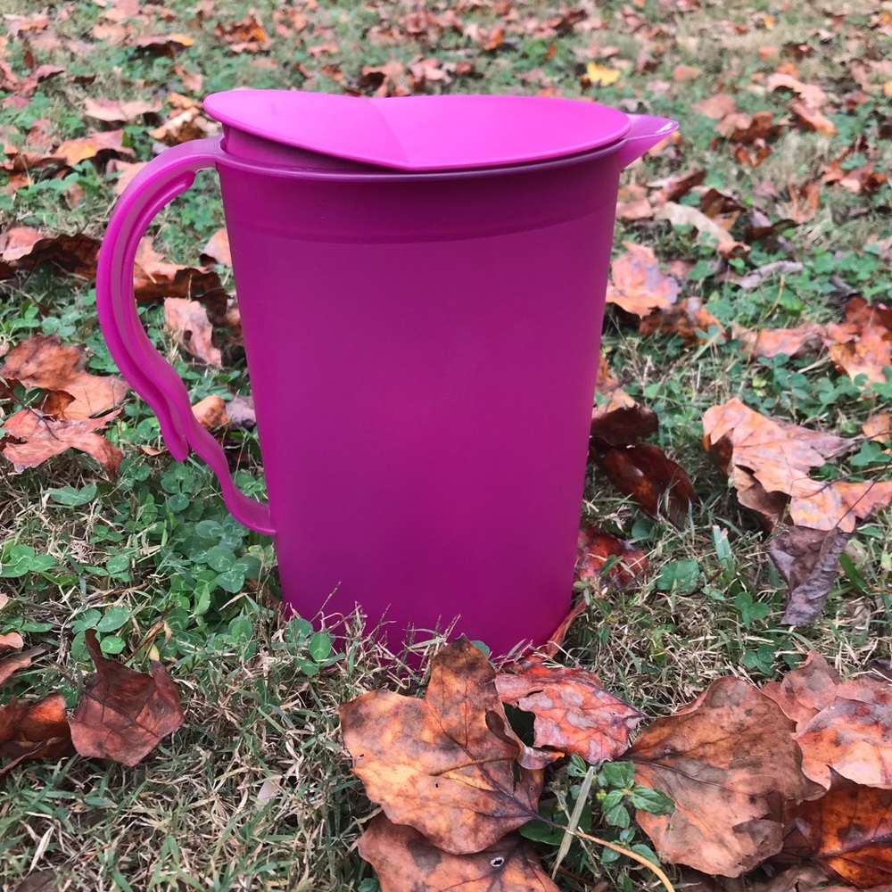 TUPPERWARE IMPRESSIONS 2.1 L PURPLE PITCHER